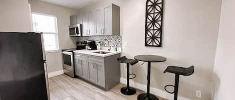 Kühlschrank, Mikrowelle, Ofen, Herdplatte