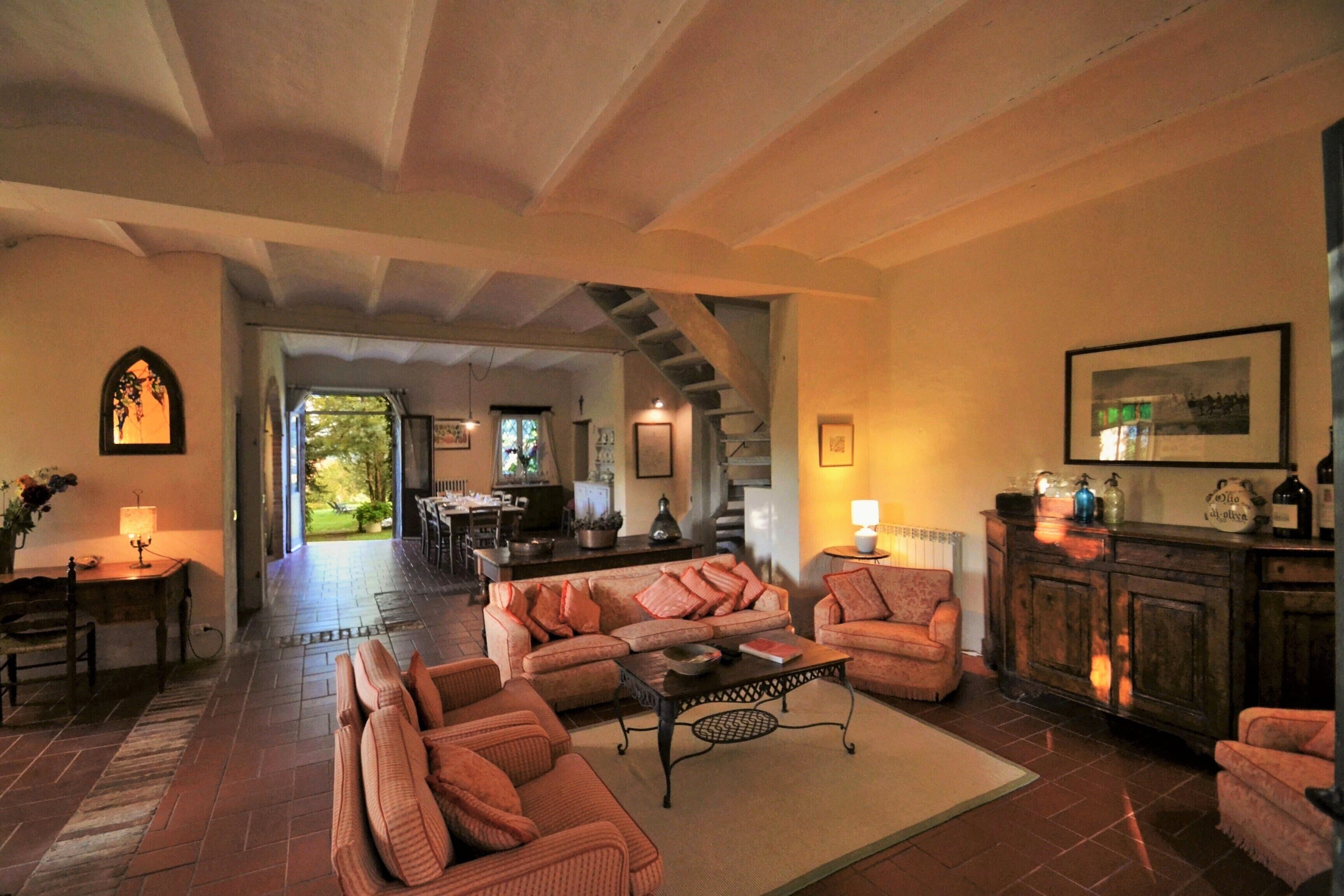 Fernseher, DVD-Player, Tischtennisplatte, Bücher