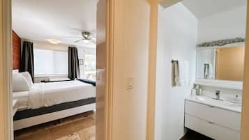 Een bureau, een strijkplank/strijkijzer, wifi