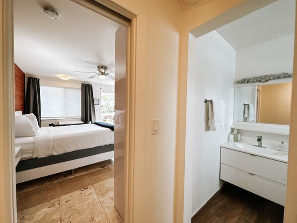 Bureau, fer et planche à repasser, Wi-Fi