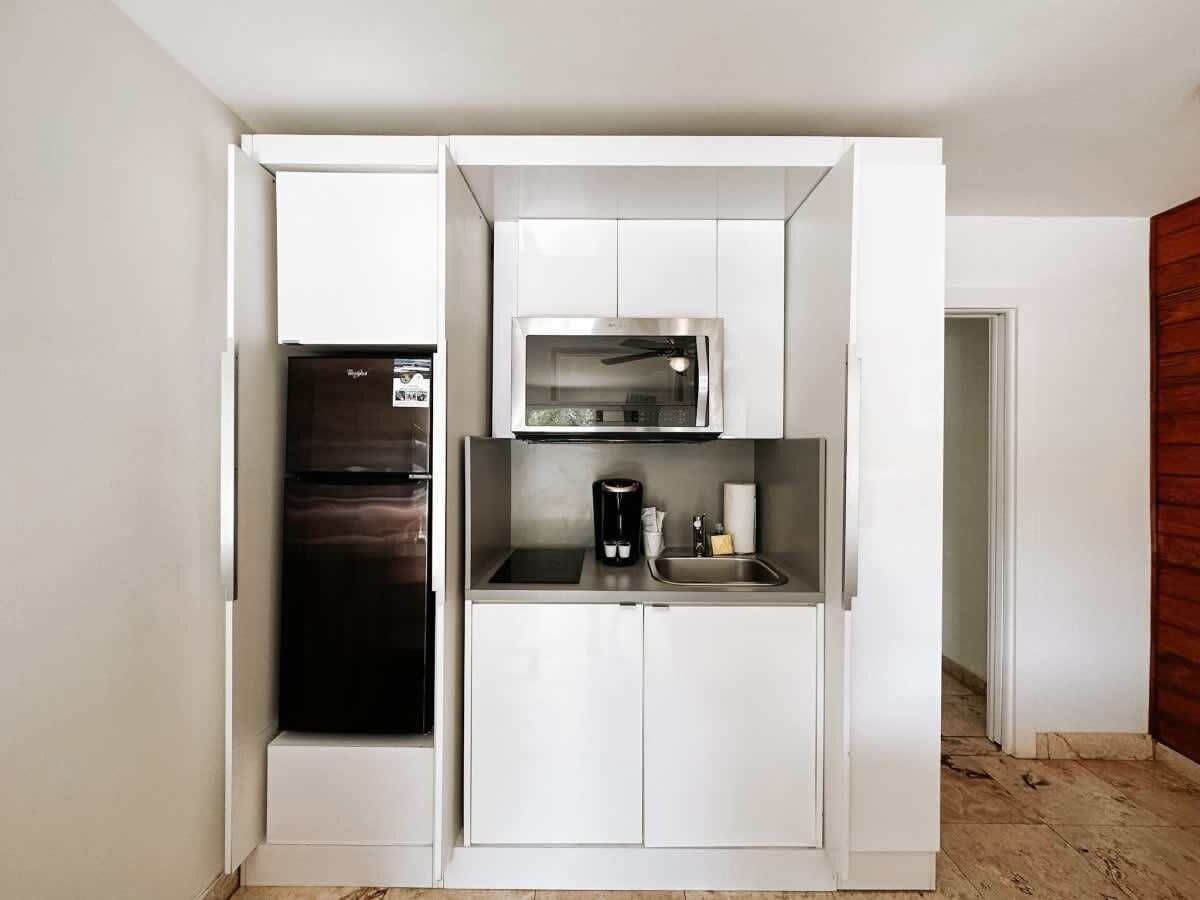 Kahvin-/teenkeitin, keittoastiat/astiat/ruokailuvälineet