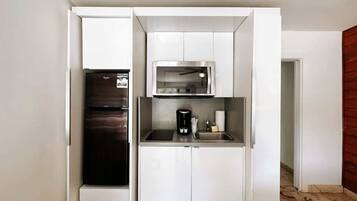 Coffee/tea maker, cookware/dishes/utensils