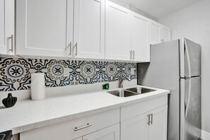 冷蔵庫、電子レンジ、オーブン、コンロ