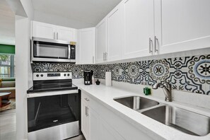 Frigorífic, microones, forn i placa de cuina 