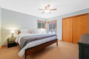 4 bedrooms, iron/ironing board, free WiFi, bed sheets