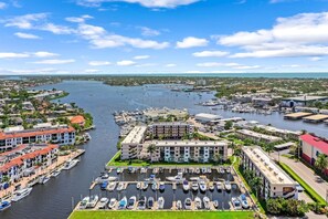 Marina - Beaumer - Walking distance to Beaches! (Naples)