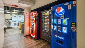 Een wasserette met wasmachines en een automaat.