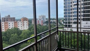 Een balkon met uitzicht op een stadsgezicht, inclusief een hotel en een gebouw met 'TRUIST' aanduiding.