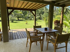 Outdoor dining - Fare Tiaia- Villa Kautinaki (Moorea)