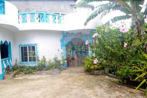 Property grounds - Blue Balcony Room at Robin Hood guest house (Port Antonio)