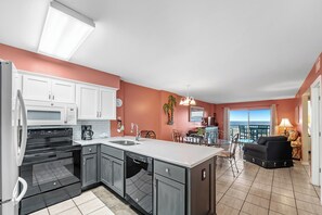 Kjøleskap, mikrobølgeovn, ovn og kokeplater