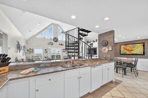 Fridge, microwave, oven, stovetop - Hibearnation - a place to Relax, Refresh and Dream (Gulf Shores)