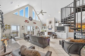 Smart-tv, pejs, dvd-afspiller, bøger