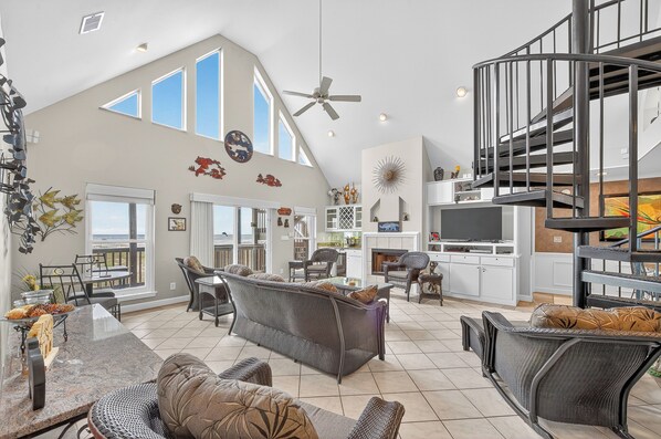 Smart-tv, eldstad, dvd-spelare och böcker