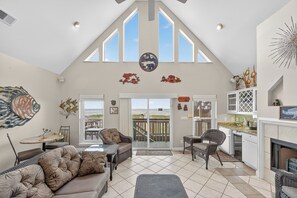 Smart-tv, pejs, dvd-afspiller, bøger