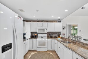 Køleskab, mikrobølgeovn, ovn, kogeplade