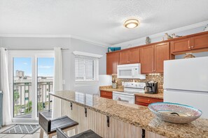 Kylskåp, mikrovågsugn, ugn och spishäll