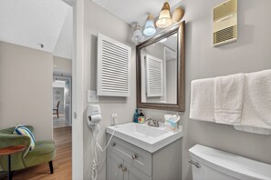 Een douche, handdoeken, zeep