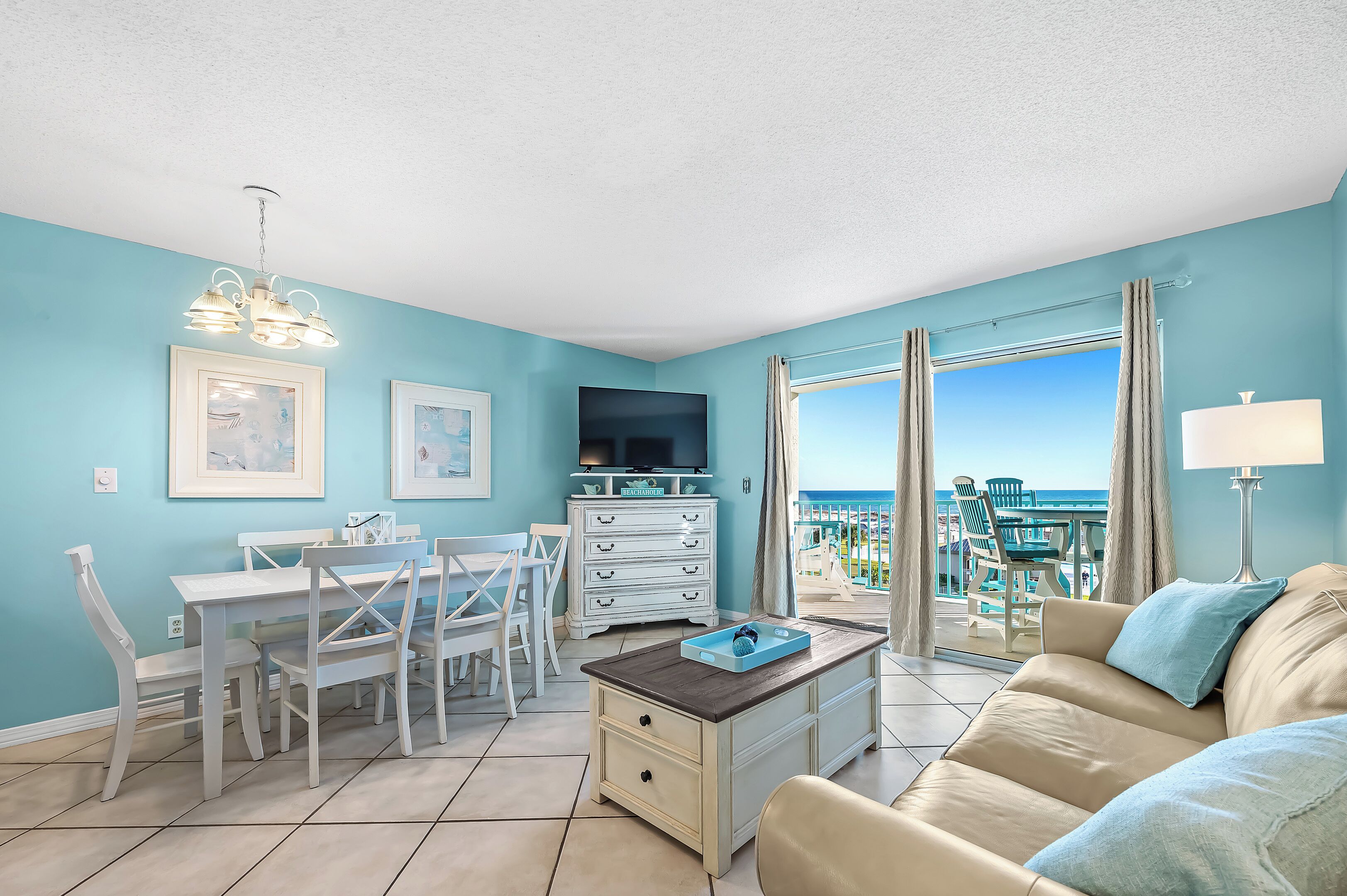 Smart-TV, DVD-spiller og bøker