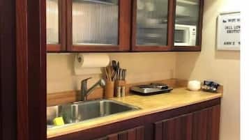 Fridge, microwave, oven, coffee/tea maker