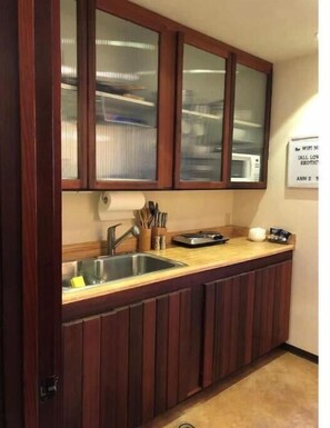 Fridge, microwave, oven, coffee/tea maker