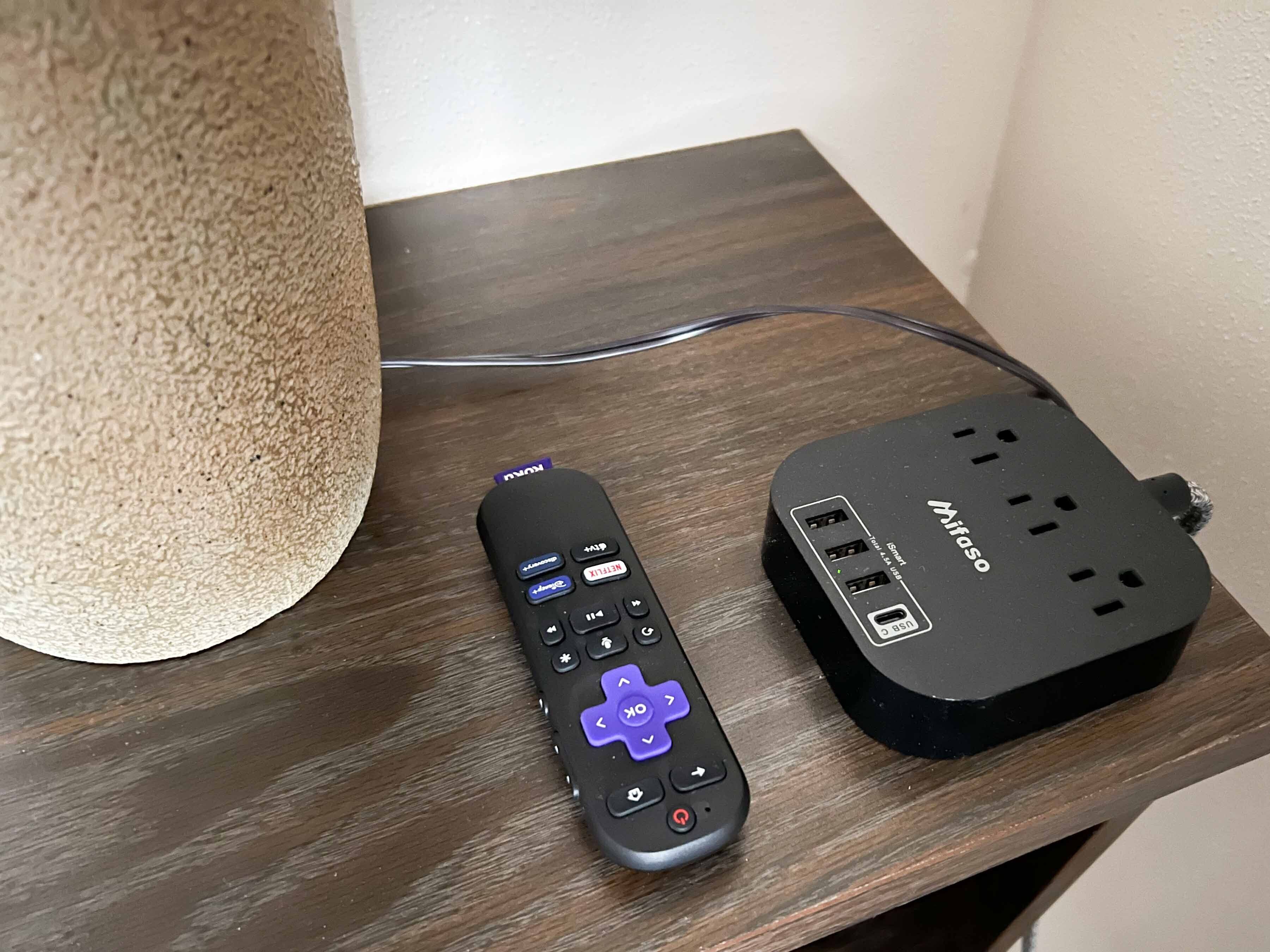 Tabla de planchar con plancha, wifi gratis y ropa de cama 