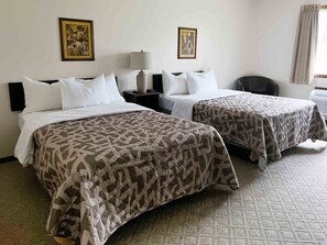 Standaard kamer, 2 tweepersoonsbedden, niet-roken | Een strijkplank/strijkijzer, gratis wifi, beddengoed