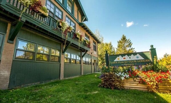 Un bâtiment sur lequel on peut lire l’inscription : « Lake Placid Club Lodges ».