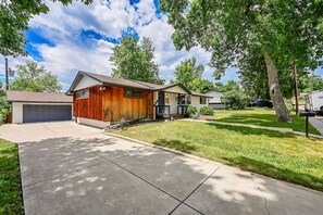 Exterior - Lavish 5BR Oasis w/ Game & Movie Room by DT Arvada (Arvada)
