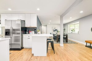 Coffee/tea maker, fridge, microwave, oven