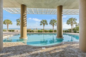 Piscine intérieure, piscine extérieure