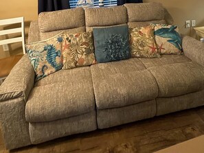 Ein modulares Sofa mit vielen Kissen in einem Wohnzimmer.