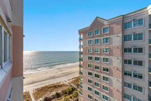 在海滩、沙滩椅、沙滩毛巾