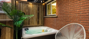 Hot Tub Delight, King Beds & Unforgettable Moments