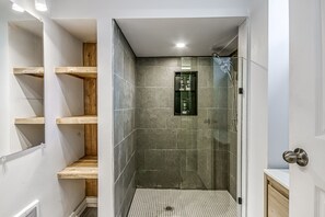 Douche, séchoir à cheveux, serviettes fournies, savon