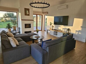 Smart TV, chimenea, videojuegos, videoteca