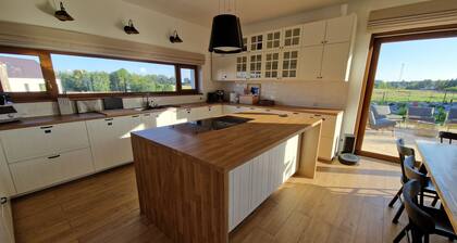 HHouse Neues Ferienhaus mit Sauna und Klimaanlage in Modern Farmhouse Stil.