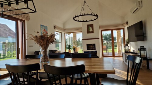 HHouse Neues Ferienhaus mit Sauna und Klimaanlage in Modern Farmhouse Stil. 
