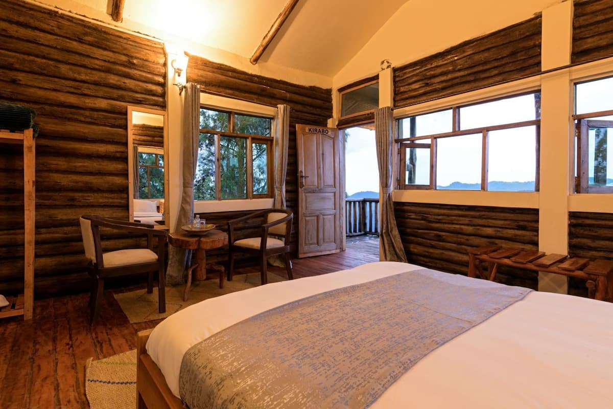 Ein Blockhauszimmer mit Bett, Schreibtisch und Stuhl.