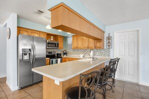 Kühlschrank, Mikrowelle, Herdplatte, Geschirrspüler