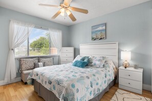 3 Schlafzimmer, Schreibtisch, Bügeleisen/Bügelbrett, Reisekinderbett