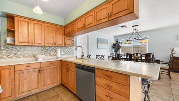 Jääkaappi, mikroaaltouuni, liesi, astianpesukone