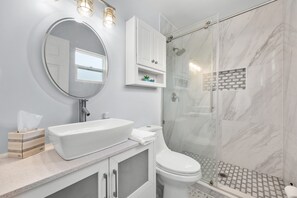 Shower, jetted bath, hair dryer, towels - Gulf Coast Get-Away! Heated pool, sleeps 10! 69th (Largo)