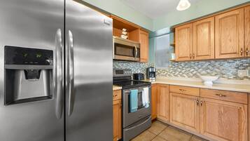 Jääkaappi, mikroaaltouuni, liesi, astianpesukone