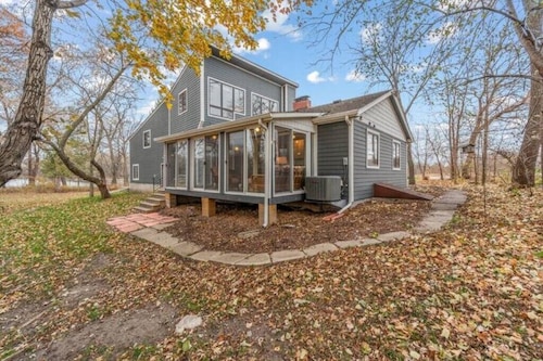 The Rest on the River - projector - fire pit - sunroom - contractors welcome