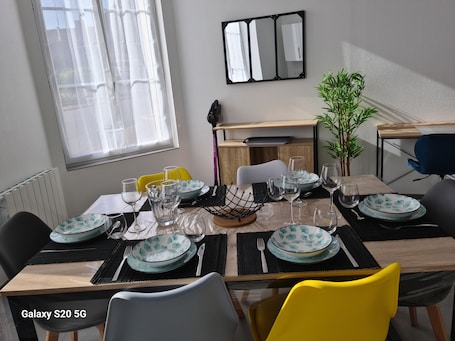 Dining. A 300m du Centre Ville! Appartement en RDC de 70m² Entièrement Rénové