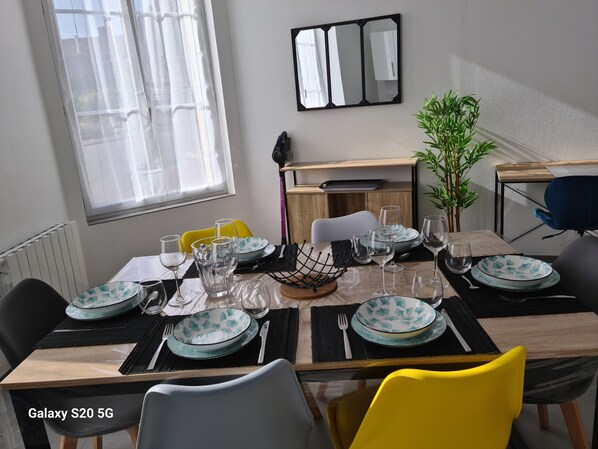 Dining - A 300m du Centre Ville! Appartement en RDC de 70m² Entièrement Rénové (Bléneau)