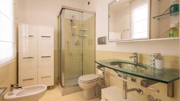 Douche, sĂšche-cheveux, bidet, serviettes fournies