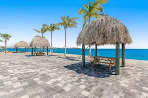 Terrace/patio - Gulfside condo with gorgeous ocean views, pool, WiFi, & close to attractions (Marathon)