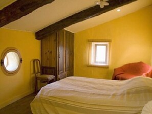 3 chambres, bureau, fer et planche à repasser, lit parapluie